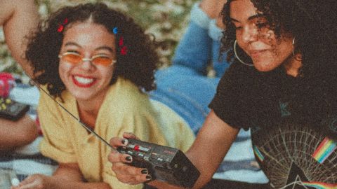 De quoi rêvent les Z pour 2022? Des jeunes filles assises allongées sur le ventre dans l'herbe