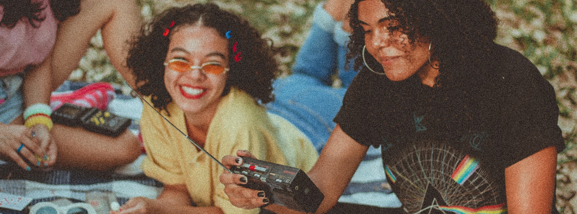 De quoi rêvent les Z pour 2022? Des jeunes filles assises allongées sur le ventre dans l'herbe