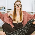 Femme entourée de ses deux enfants faisant un signe zen