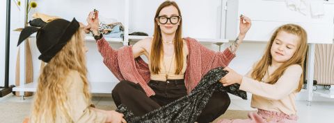 Mommy internet Femme entourée de ses deux enfants faisant un signe zen