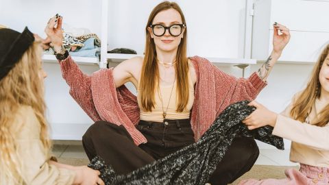 Femme entourée de ses deux enfants faisant un signe zen