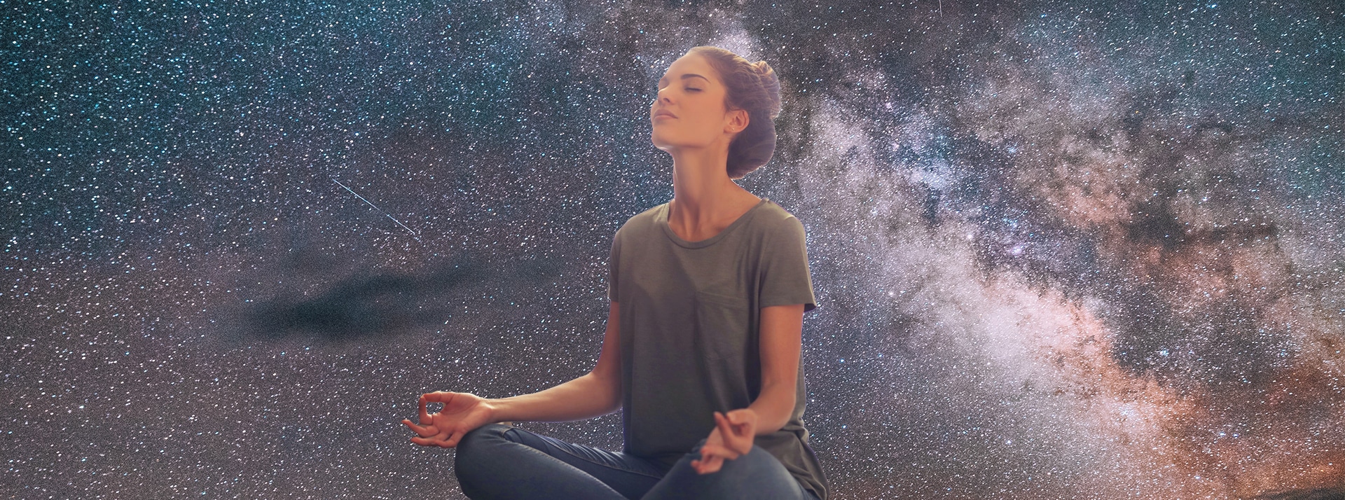 C'est quoi le Quantum Jumping ? Fille méditant avec le ciel étoilé en fond