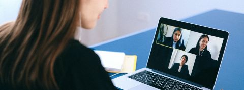 Télétravail Jeune femme en réunion vidéo sur son ordi