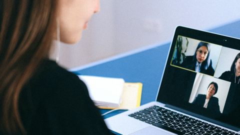 Jeune femme en réunion vidéo sur son ordi