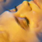 Le visage d'une femme qui ferme les yeux