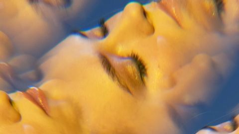 Le visage d'une femme qui ferme les yeux