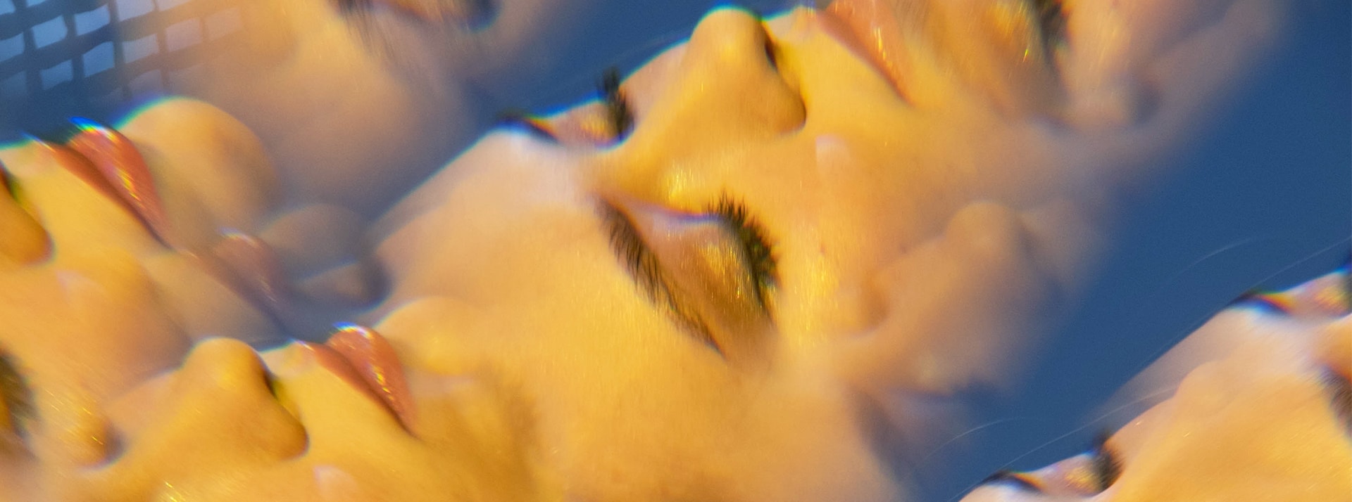 Le visage d'une femme qui ferme les yeux