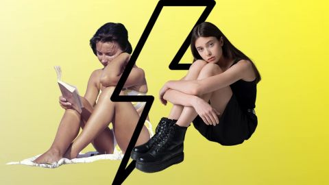 Jeune fille dans les 60's séparée par un éclair d'une jeune fille de la genZ