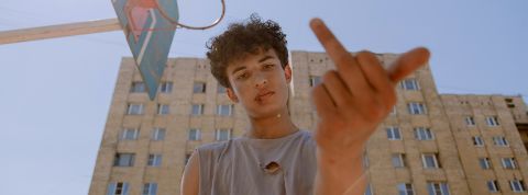 Le subreddit anti-work, porte-voix de la grande démission Un jeune homme fait un doigt d'honneur