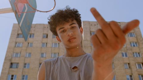 Un jeune homme fait un doigt d'honneur