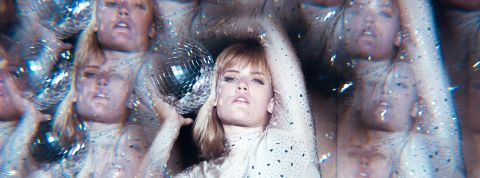 Louis Quéré : comment se fabriquent nos émotions Une femme et une boule à facettes