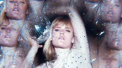 Une femme et une boule à facettes