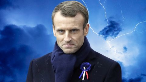 Emmanuel Macron devant un ciel orageux