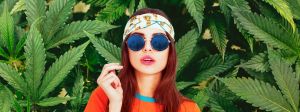 Jeune femme devant plantes cannabis