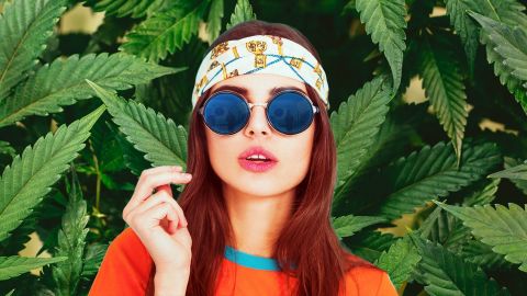 Jeune femme devant plantes cannabis