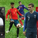Des joueurs de foot et des cartes Sorare sur un terrain de foot