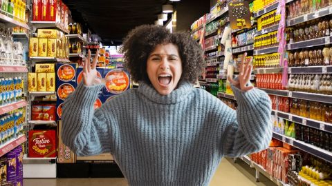 Femme hystérique dans un supermarché