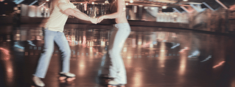 Un couple en train de faire du roller