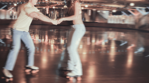 Un couple en train de faire du roller