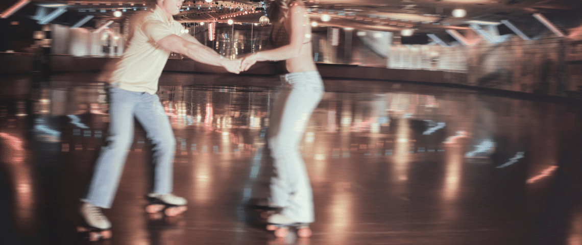 Un couple en train de faire du roller