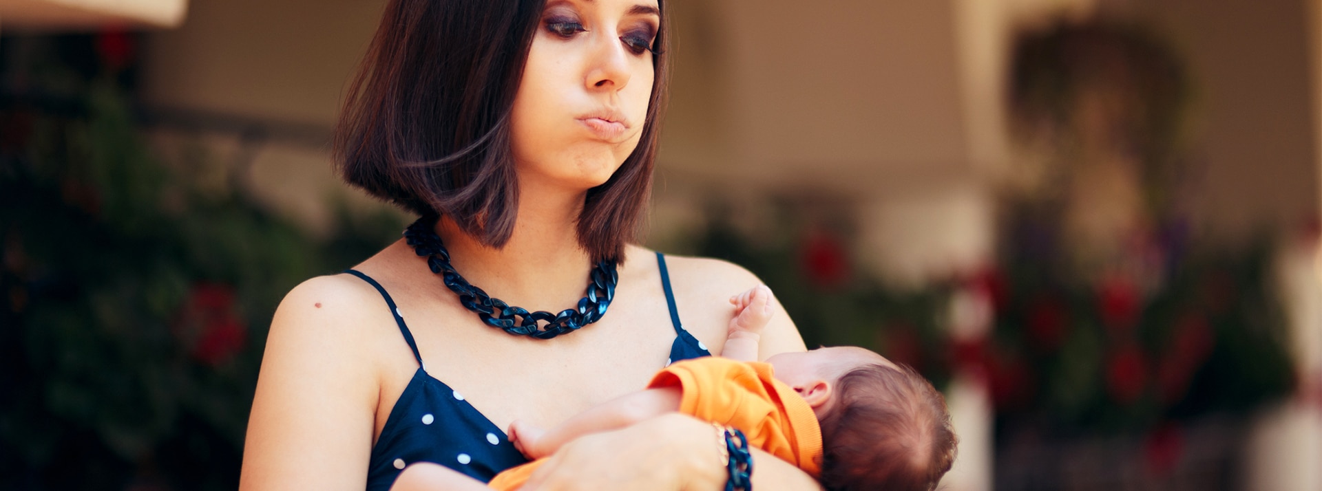 Difficile d'être mère Femme saoulée par son bébé qu'elle porte dans ses bras