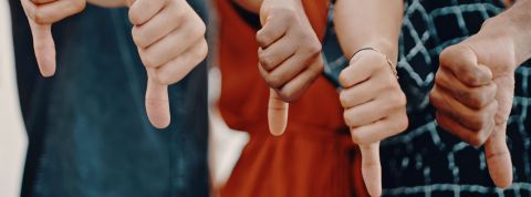 Qu'est-ce Nos Lois, l'appli boostée par les antipass 5 personnes le pouce en bas