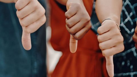 5 personnes le pouce en bas