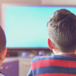 Deux enfants devant la télévision