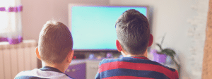 Deux enfants devant la télévision