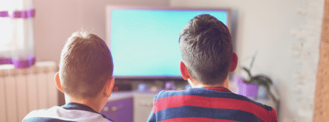 television Deux enfants devant la télévision