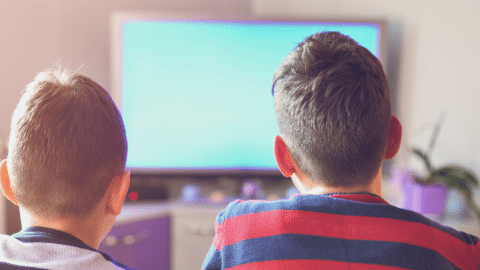 Deux enfants devant la télévision
