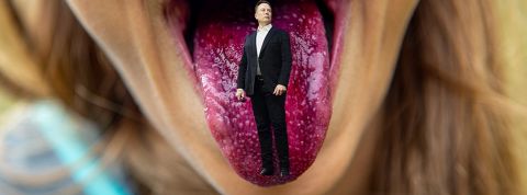 Eat the rich, Elon Musk bouche de fille avec Elon Musk sur la langue