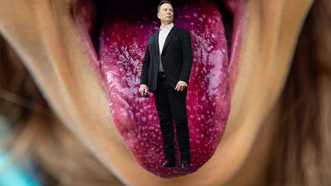 bouche de fille avec Elon Musk sur la langue