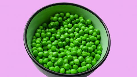 Bol de pois verts sur fond rose