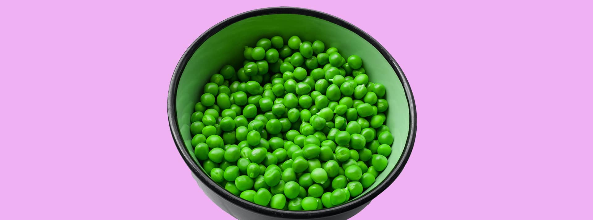 légumineuses, protéines - L'ADN Bol de pois verts sur fond rose