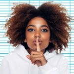 Jeune métisse femme met son doigt su!r sa bouche