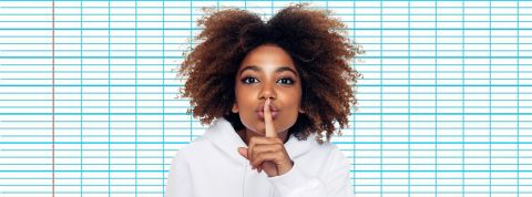 Coffeeandmilk Jeune métisse femme met son doigt su!r sa bouche
