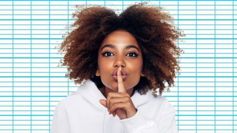 Jeune métisse femme met son doigt su!r sa bouche