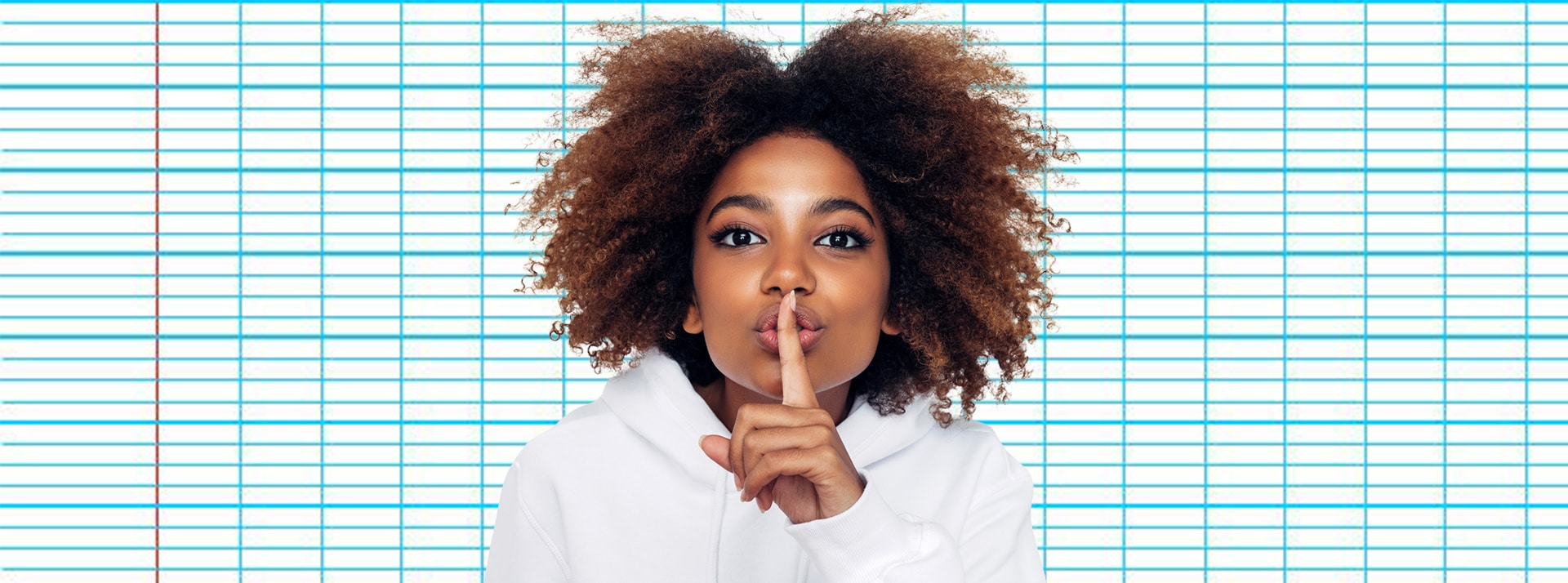Jeune métisse femme met son doigt su!r sa bouche