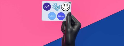 micro crédit Main de mannequin tenant carte de crédit avec les logos des entreprises de micro crédit