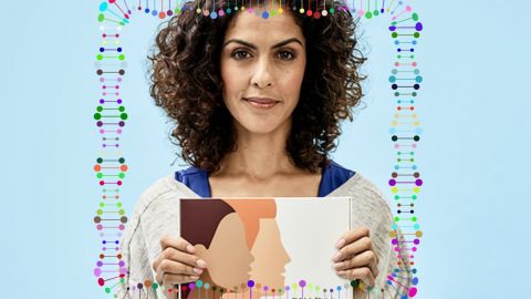 Une femme fait du yoga, une femme tient un test génétique et un milkshake