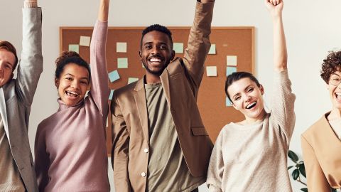 jeuens dynamiques, poings levés