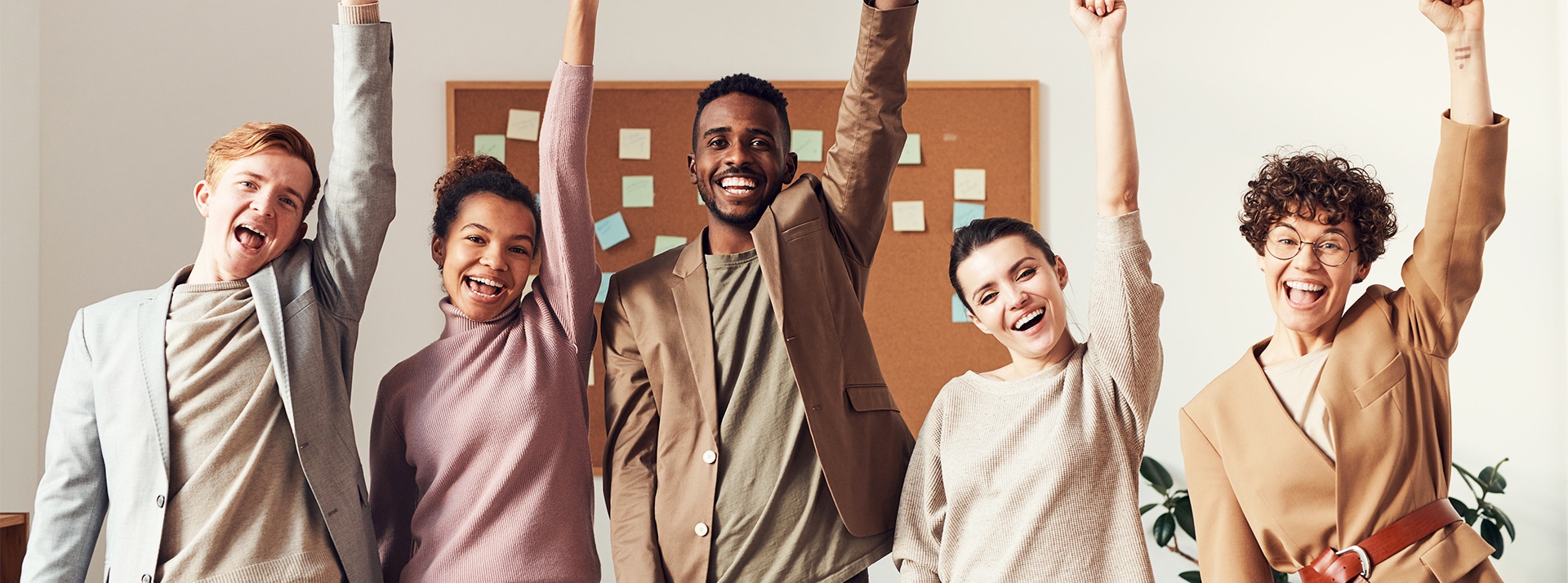 jeuens dynamiques, poings levés