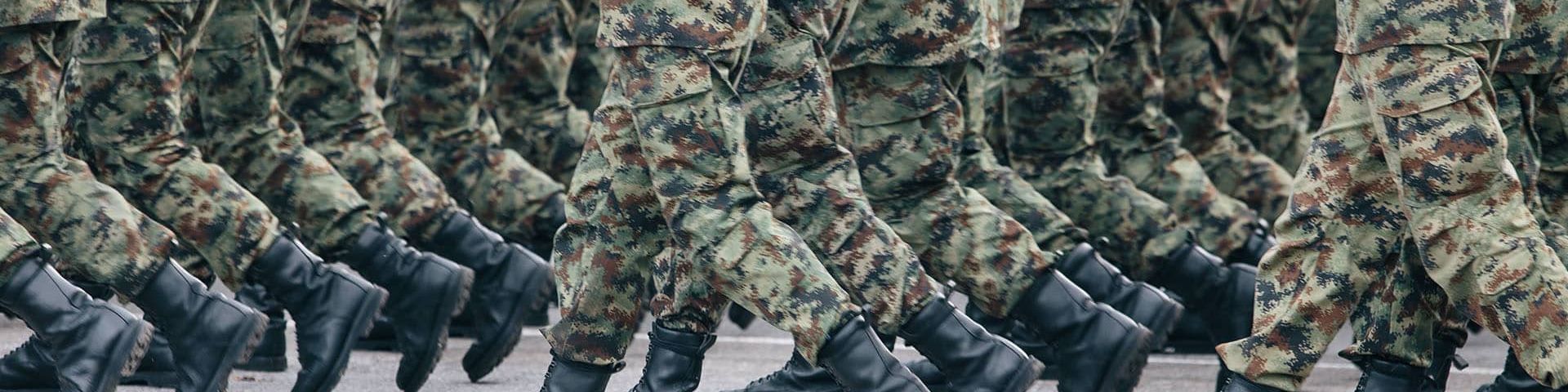 Vue sur des lignes de jambes de militaires en uniforme camouflage
