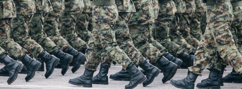 Ukraine, guerre, Poutine Vue sur des lignes de jambes de militaires en uniforme camouflage