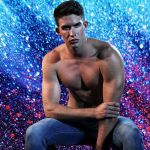 Beau jeune homme en jean torse nu sur fond de paillettes