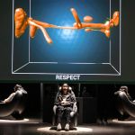 Une jeune femme fixe un écran