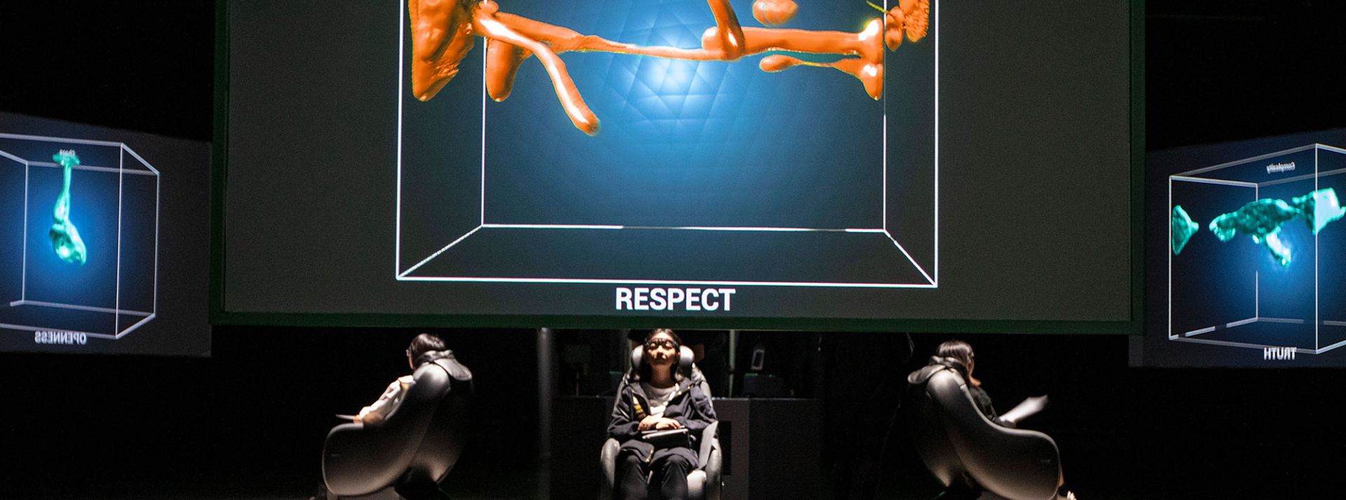 L'expo Value of Values - L'ADN Une jeune femme fixe un écran