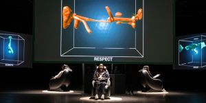 Une jeune femme fixe un écran