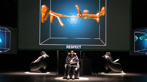 Une jeune femme fixe un écran